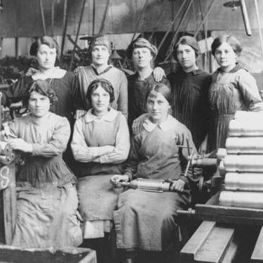 04_1915-1917_Equipe_feminine-de-controle_Audincourt-_small-562x375